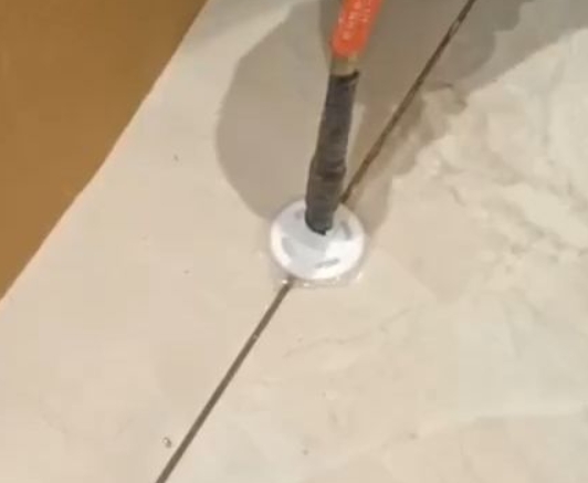 瑶海瓷砖空鼓维修公司专业解答瓷砖在铺贴过程中，如果没有涂抹均匀到位的粘结材料（如水泥砂浆或瓷砖胶），可能会导致以下问题